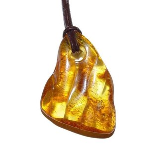 Bernstein Natur Anhnger ca. 30x20 mm mit Bohrung und 1,5  Lederbrand in braun