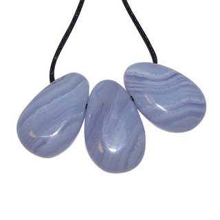 Chalcedon Anhnger flacher Trommelstein ca. 30 x 20 mm in Tropfen Form mit Bohrung: ca. 2,5 mm