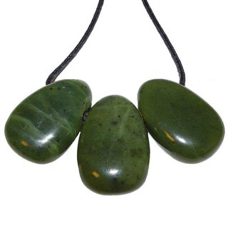 Nephrit / Jade Anhnger flacher Trommelstein ca. 30 x 20 mm in Tropfen Form mit Bohrung: ca. 2,5 mm