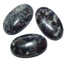 Eudialyt  Scheibenstein flacher Edelstein Trommelstein 1 Stück
