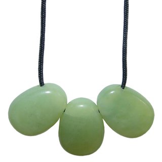 Jade Serpentin Anhnger flacher Trommelstein ca. 30 x 20 mm in Tropfen Form mit Bohrung ca. 2,5 mm