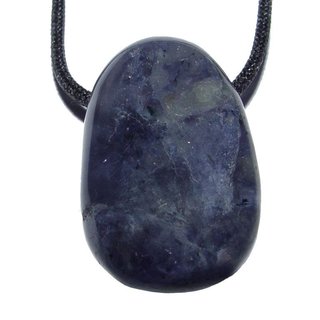 Iolith ugs. Wassersaphir Anhnger flacher Trommelstein ca. 30 x 20 mm in Tropfen Form mit Bohrung ca. 2,5 mm