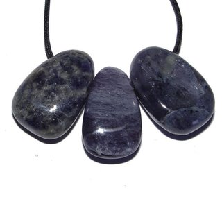 Iolith ugs. Wassersaphir Anhnger flacher Trommelstein ca. 30 x 20 mm in Tropfen Form mit Bohrung ca. 2,5 mm