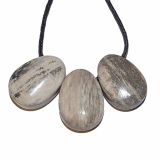 Holz versteinert als Anhnger Hell flacher Trommelsteine ca. 25 x 15 mm in Tropfen Form mit Bohrung ca. 2,5 mm