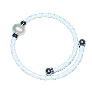 Leder Armband /  Reif wei geflochten mit Swasser Perle creme wei ein echter Hingucker schlicht und edel !