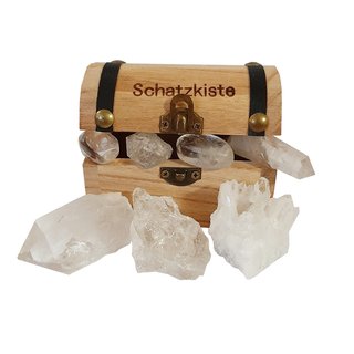 Schatzkiste gefllt mit Bergkristall Kristallen Stufe Herkimer Spitze Quarz Anhnger Trommelstein Piratenkiste fr kleine Forscher