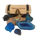 Schatzkiste gefllt mit blau und bunt schillernden...